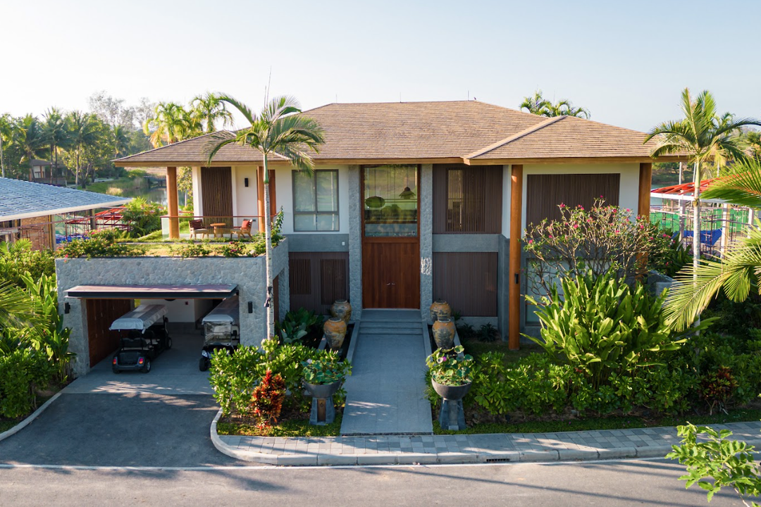 Exclusive lakeside 4 - bedroom villa in Thai Muang, Phang Nga