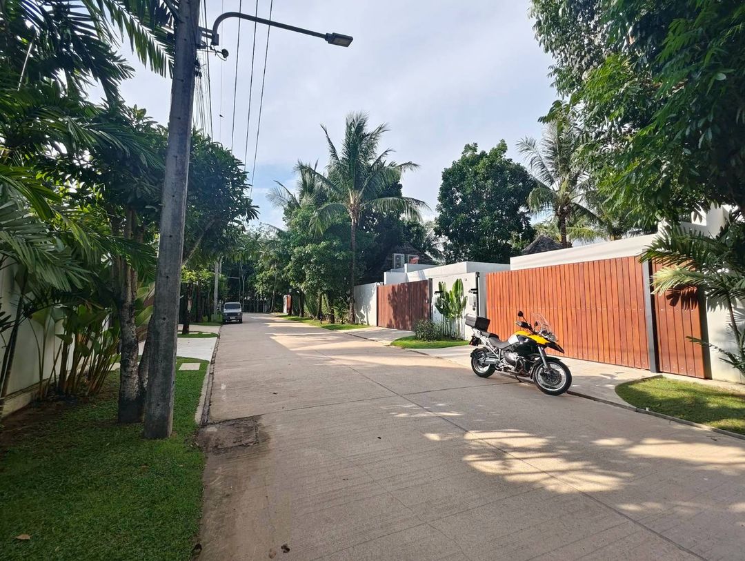 Spacious luxury balinese-style 4-bedroom pool villa at Pasak